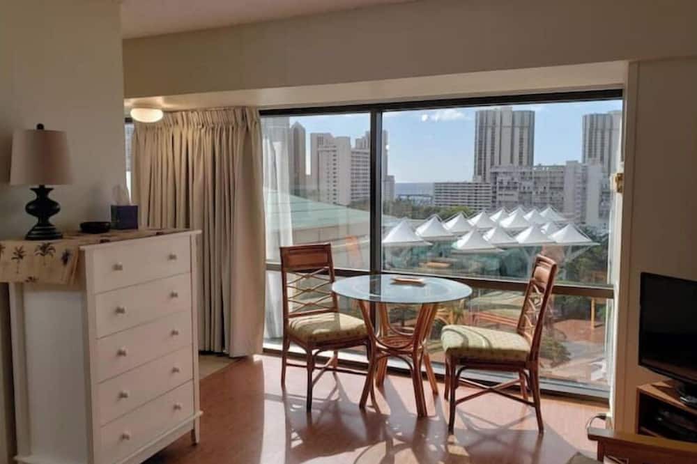 McCully - Moiliili Condo | Your own Treasure close to the Beach, shopping and centrally located.