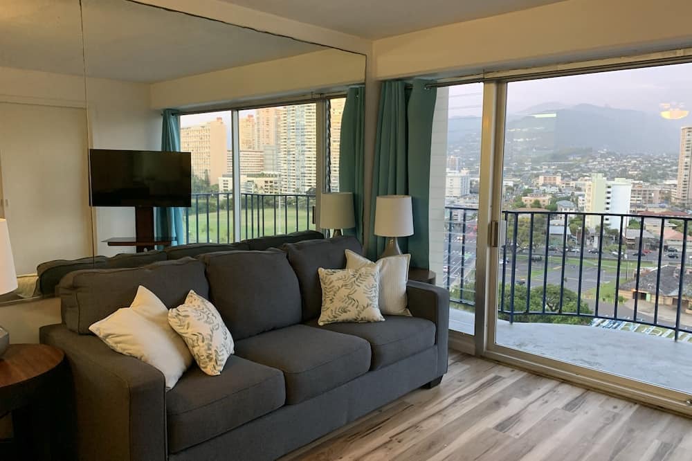 McCully - Moiliili Apartment | Breezy Waikiki Apartment sleeps 7 with Free Parking