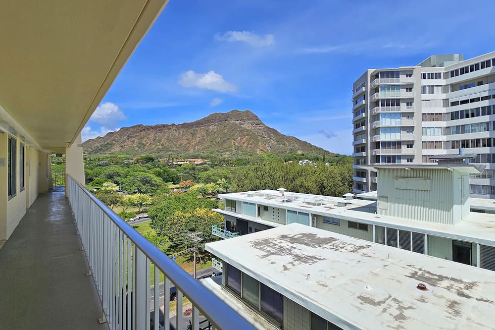 Diamond Head - Kapahulu - St. Louis Apartment | 9th Floor Studio Apt, Full kitchen & Insane views!