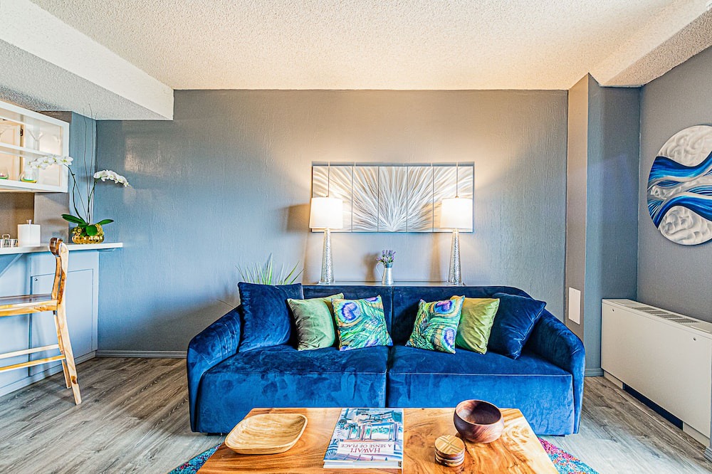 Hilo Condo | Hilo Lagoon Centre 9th floor King Bedroom Condo King Bed, POOL