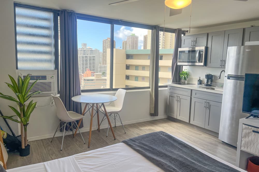 McCully - Moiliili Condo | Trendy Hawaiian Monarch Studio | Ocean View | Pool