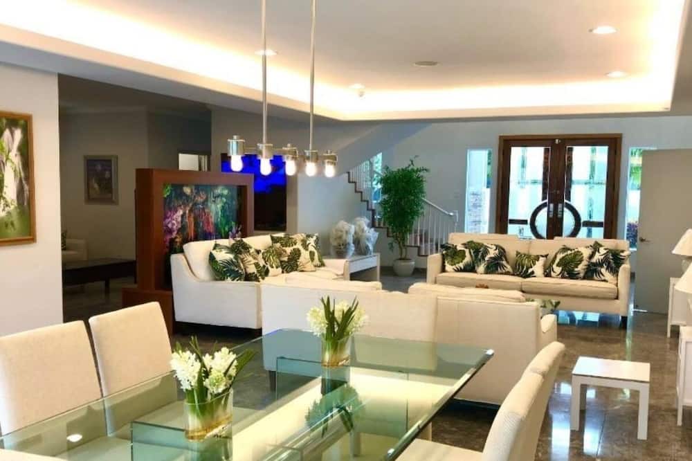 Kahala House | Family Estate in premier neighborhood close to waikiki