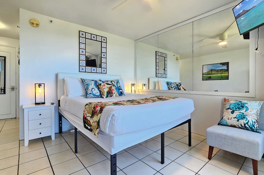 Waikiki Apartment | ωαιкιкι 6ᵗʰ Floor Studio w/Balcony — WAIKIKI GRAND HOTEL® 615