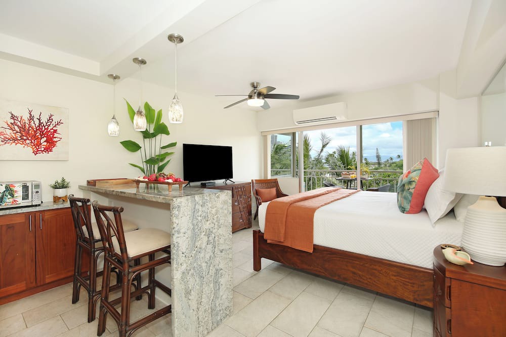 Waikiki Condo | Steps to beach! Gorgeous renovated partial ocean view condo at Waikiki Shore!