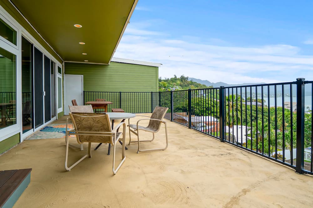 Kaneohe House | Two-story ocean view home with a furnished patio & deck, washer/dryer, & AC