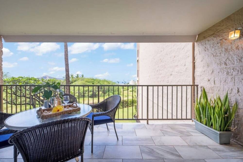 Kihei Condo | Ocean view 1 bedroom, AC, walk to shops, dining, & beaches