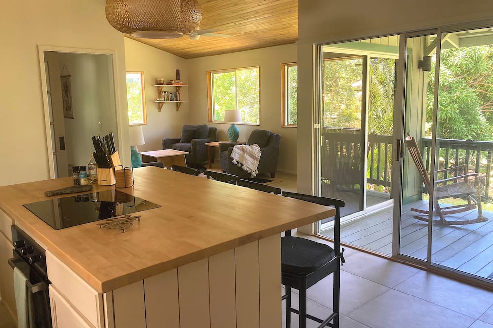 Kehena Apartment | Seaside House, a Peaceful 2 Bedroom Retreat in walking distance to Kehena Beach