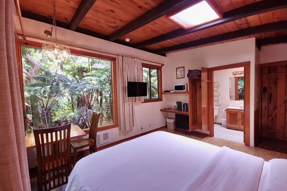 Volcano Cabin | The Pacifica Inn The Nene Room