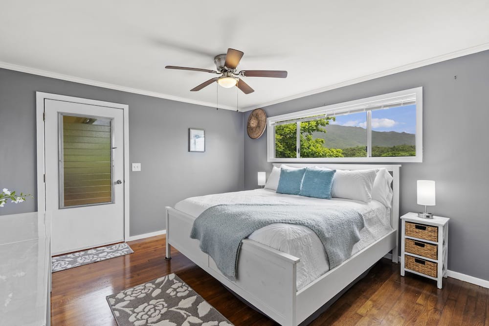 Punaluu House | Mau Loa Hale: Perfect Location 5 Acres Walk to Bch! Open concept! Breeze & Views