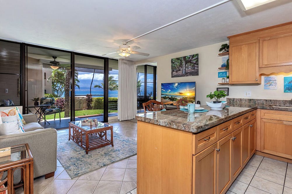 Maalaea Condo | Oceanfront 2BR condo w/lanai and pool access