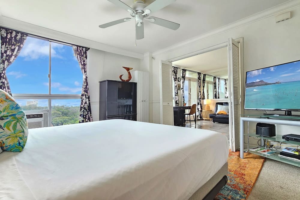 Waikiki Apartment | Unique 8th Floor King bed condo Full kitchen Slps 3, 2 in 1 WAIKIKI GRAND HOTEL®
