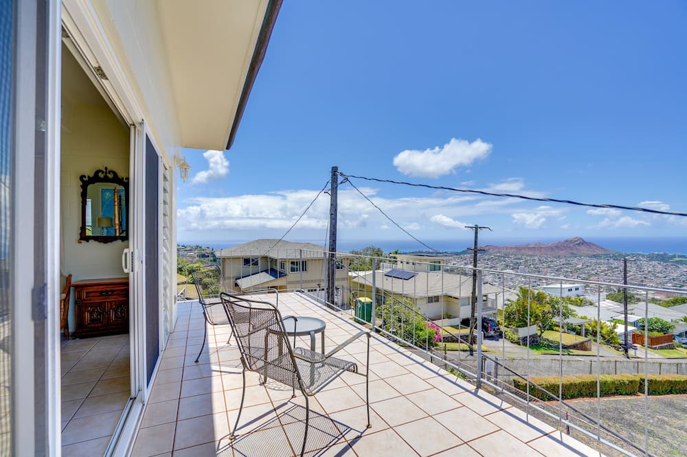 Diamond Head - Kapahulu - St. Louis Apartment | 4 Mi to Beaches: Honolulu Hideaway w/Views!