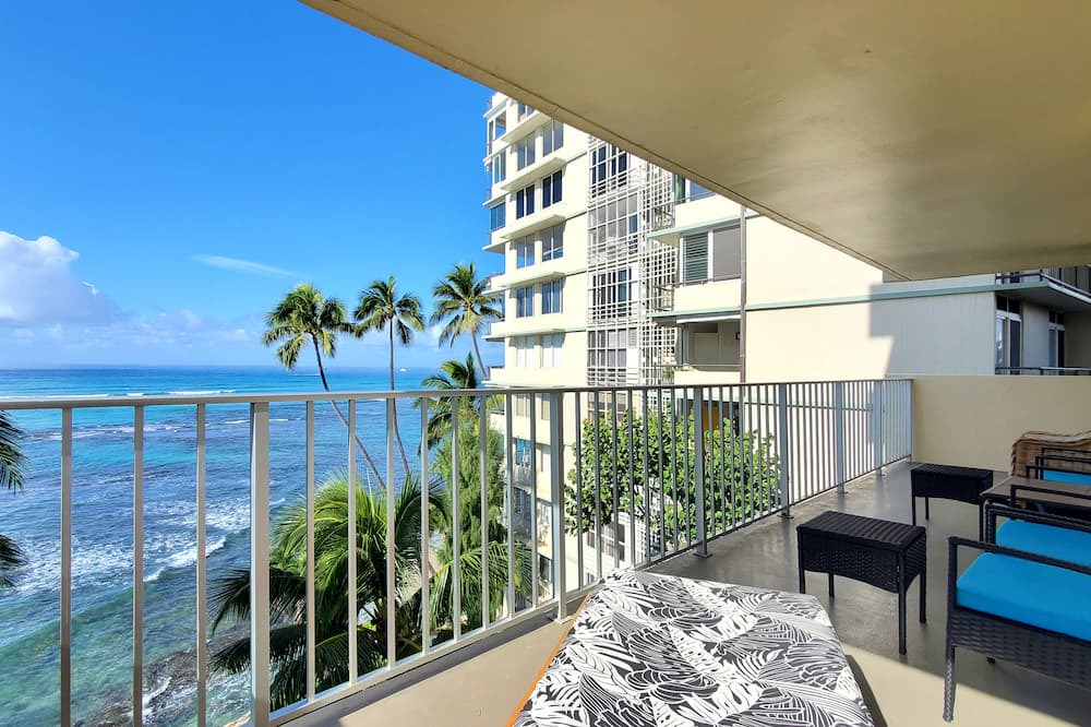 Diamond Head - Kapahulu - St. Louis Apartment | Remodeled in 2022, Diamond Head 2 Bedroom Oceanfront condo