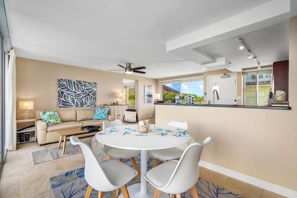 Diamond Head - Kapahulu - St. Louis Apartment | 8th Floor Gold Coast 1 Bedroom with Great Views, Kitchen & Den