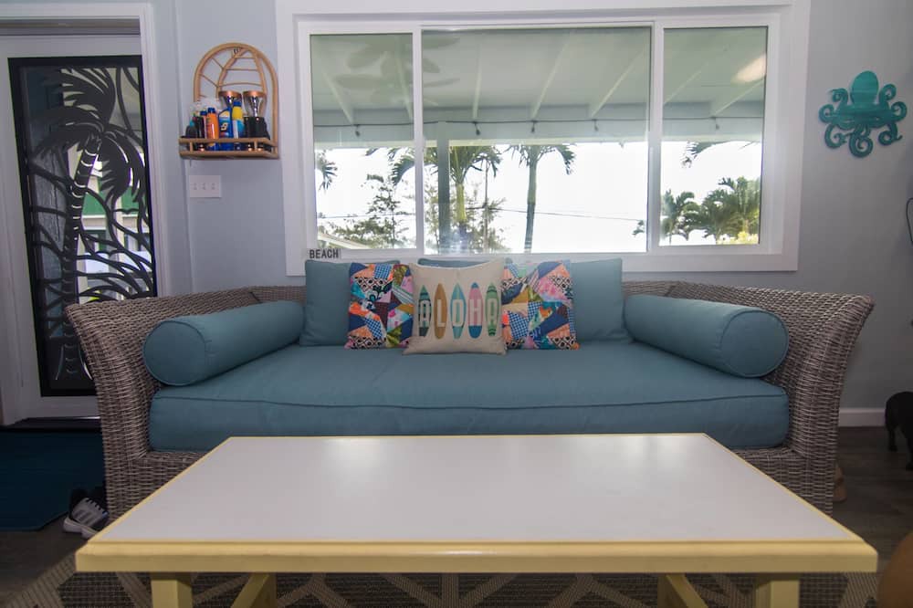Hauula House | Amazing beach house with gorgeous views of the sunrise!