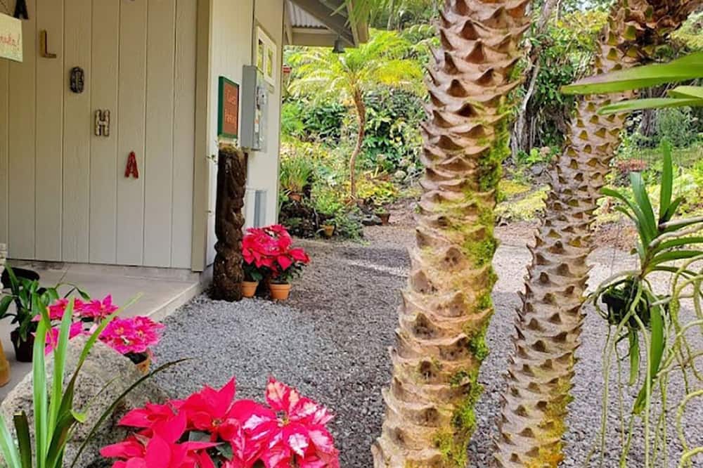 Volcano Cottage | Tropical cottage with fresh rain water hot tub close to Volcanoes National Park