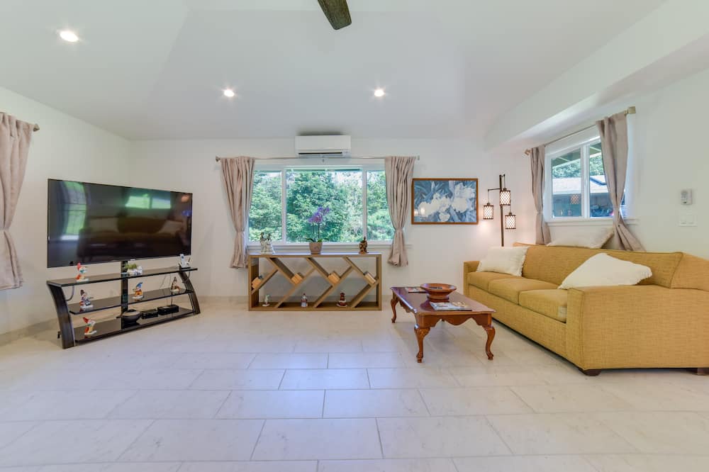 Pauwela Apartment | Bright Haiku Studio: Patio + Rainforest View