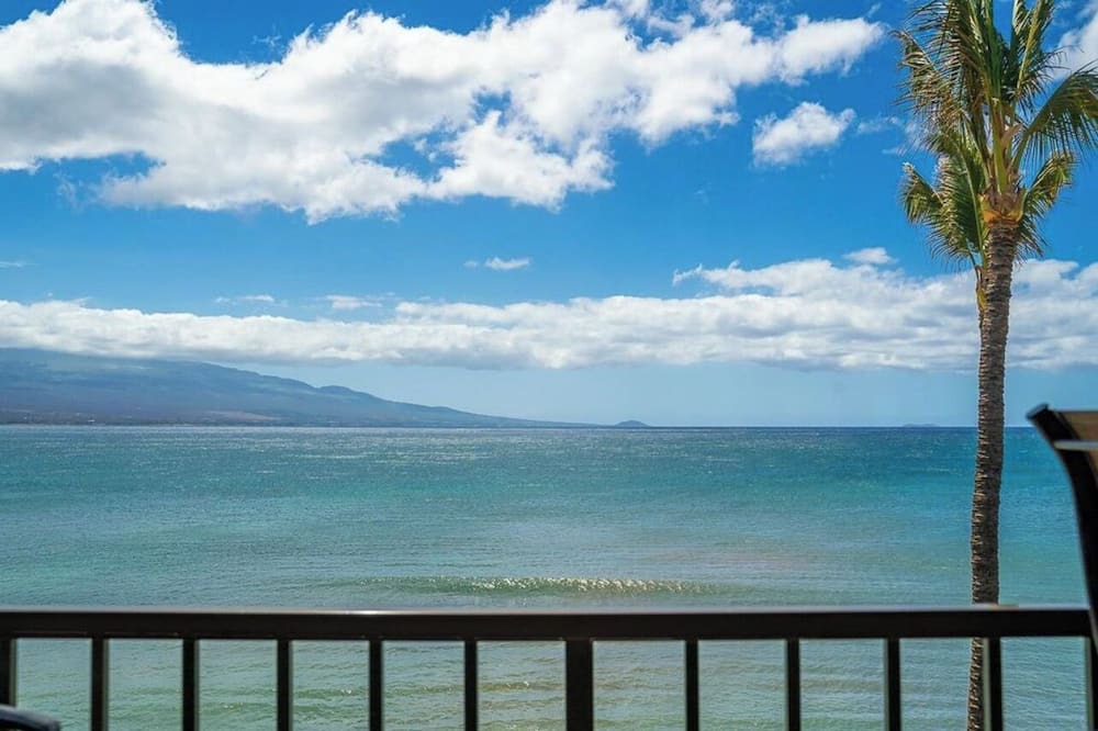 Maalaea Condo | Beachfront ocean View Condo With Unobstructed Ocean Views. 5 star reviews *