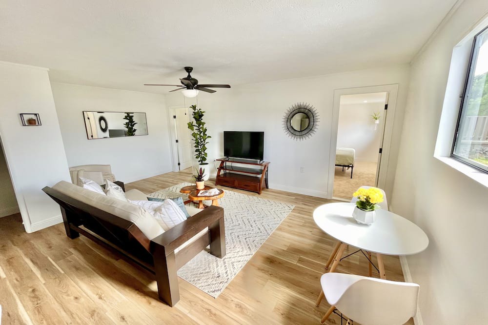 Kalaoa Cottage | 2 bedroom 1 bath cottage 10 minutes from beach