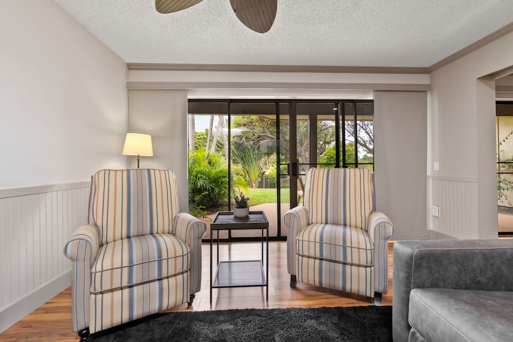 Maunaloa Condo | Cozy island getaway with access to pool, hot tub, & private washer/dryer