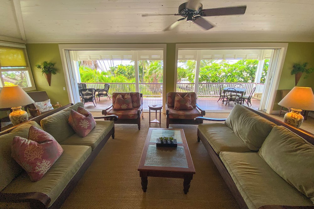 Kekaha House | Gorgeous 3br Kekaha Beachfront Home for 6!