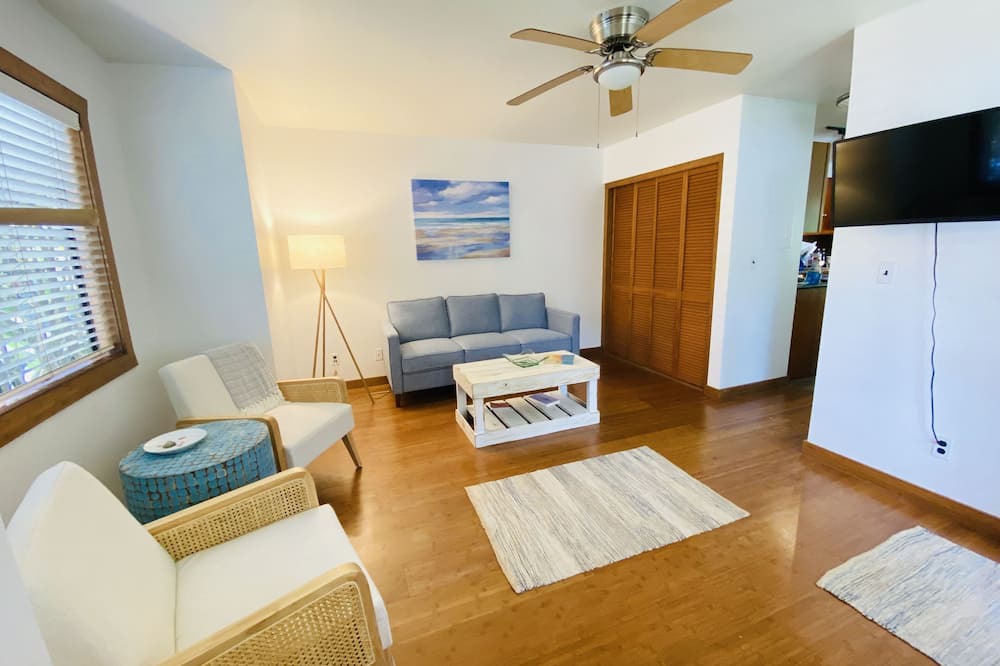 Princeville Condo | Fresh, Bright, Cute. Near Hanalei! Walk to the ocean in minutes.