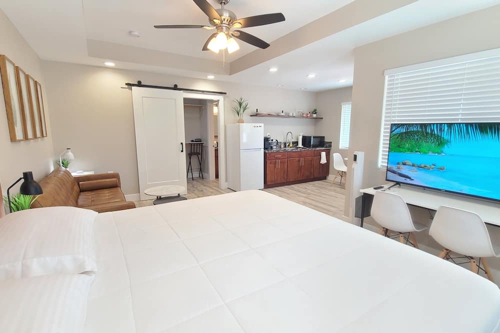 Keaau House | Air Conditioned! Cozy & Modern Style Studio King Bed Free Laundry