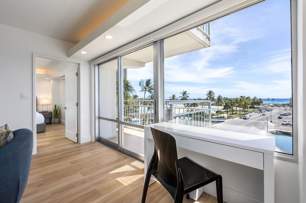 Waikiki Condo | ILIKAI NEWLY RENOVATED OCEAN VIEW ONE FREE PARKING