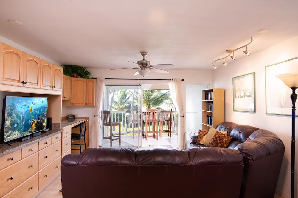 Ualapue Condo | Amazing waterfront condo with ocean views, shared pool, balcony, & grill