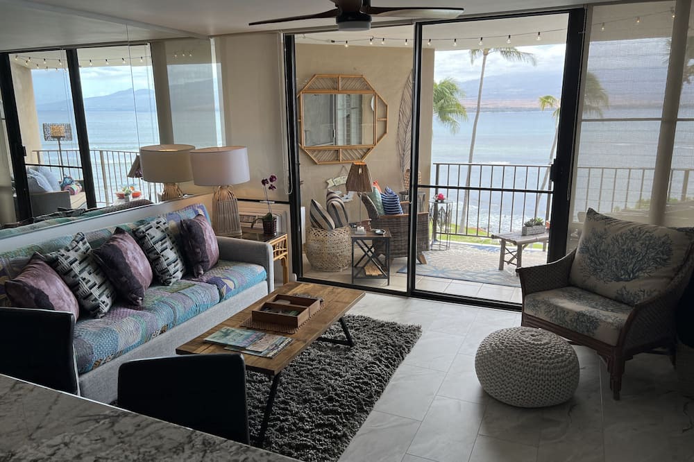Maalaea Condo | View whales from modern Top floor Oceanfront condo. Maalaea, Haleakala sunrise!