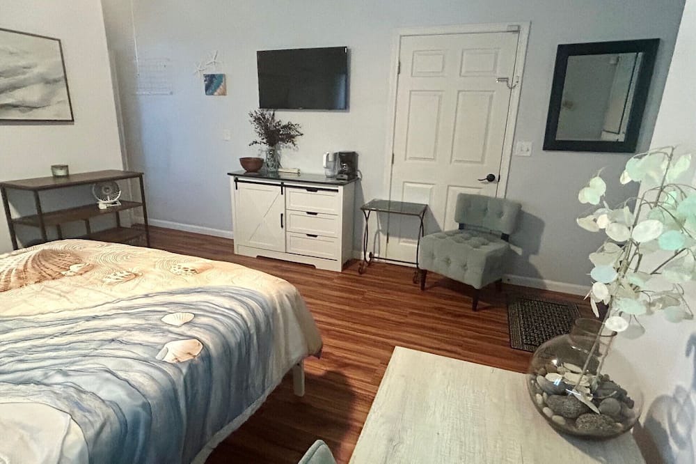 Hakalau Apartment | Private Studio, 10 min walk to Hakalau Beach, Hamakau Coast. 15 min to Honoli'i