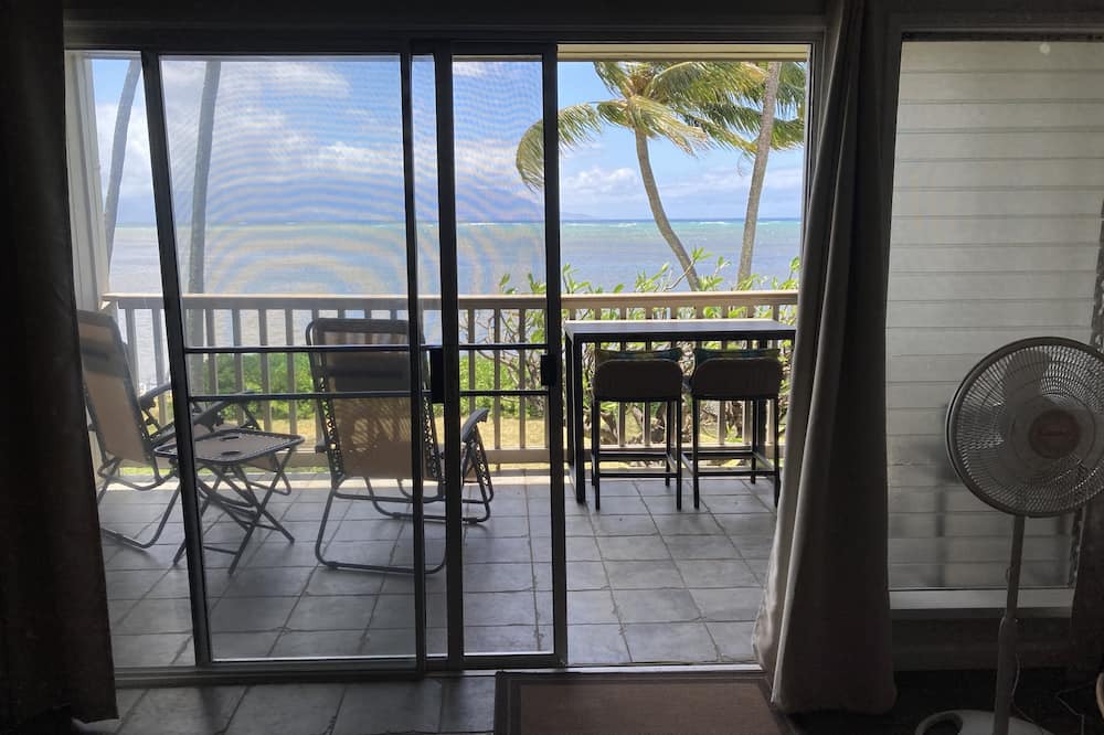 Ualapue Condo | Oceanfront, AC!, king bed, kayaks, pickleball, and beach stuff all included!