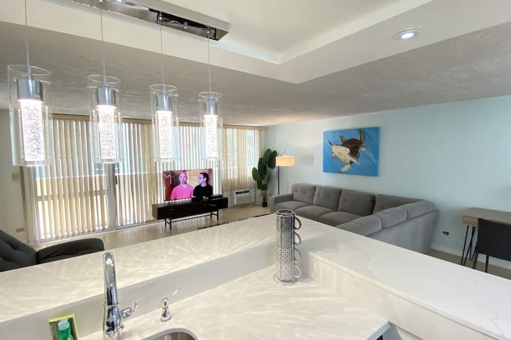 Diamond Head - Kapahulu - St. Louis Apartment | Stunning! Diamond Head Oceanfront Lanai Condo - Sleeps 5