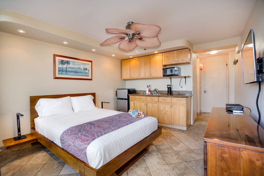 Waikiki Apartment | 🕰Feel the warm décor of🎗pink, tans, & browns in 311 at Waikiki Grand Hotel®🗺