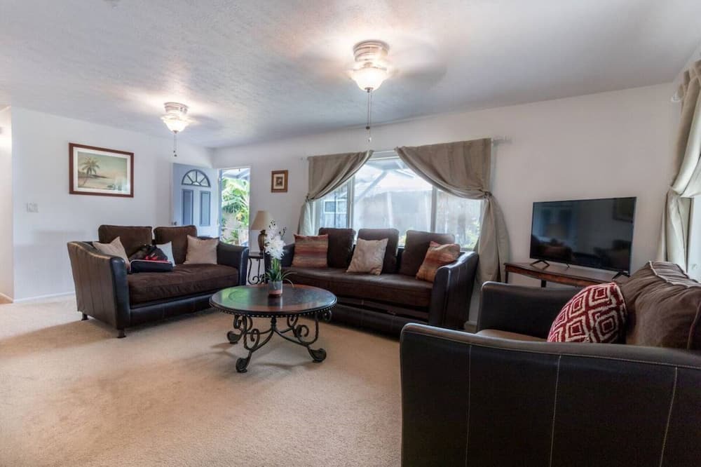 Hauula House | Country Hale,ParkingWi-Fi,30 Night Rental