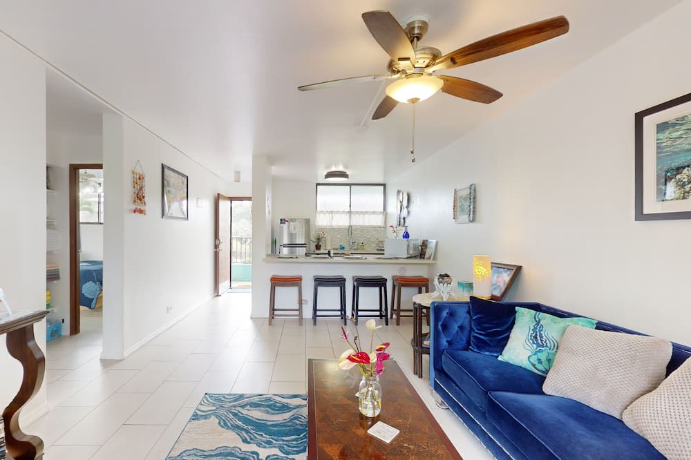 Hilo Condo | Sleek Waterfront Condo w/a Shared Pool, Fast WiFi, & a Full Kitchen