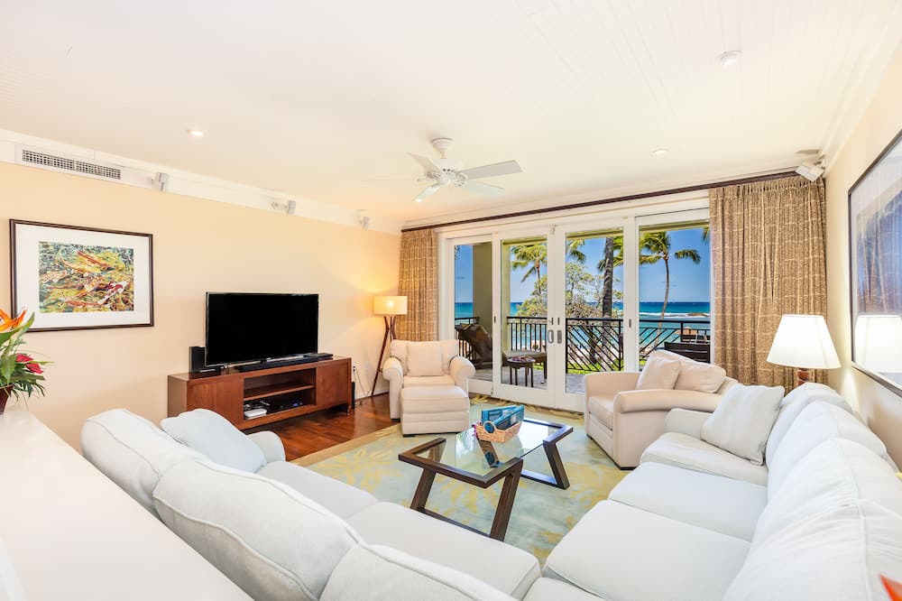 Kahuku Condo | Turtle Bay Villas 201 by Gather: Beachfront w/Shared Pool, Spa/AC
