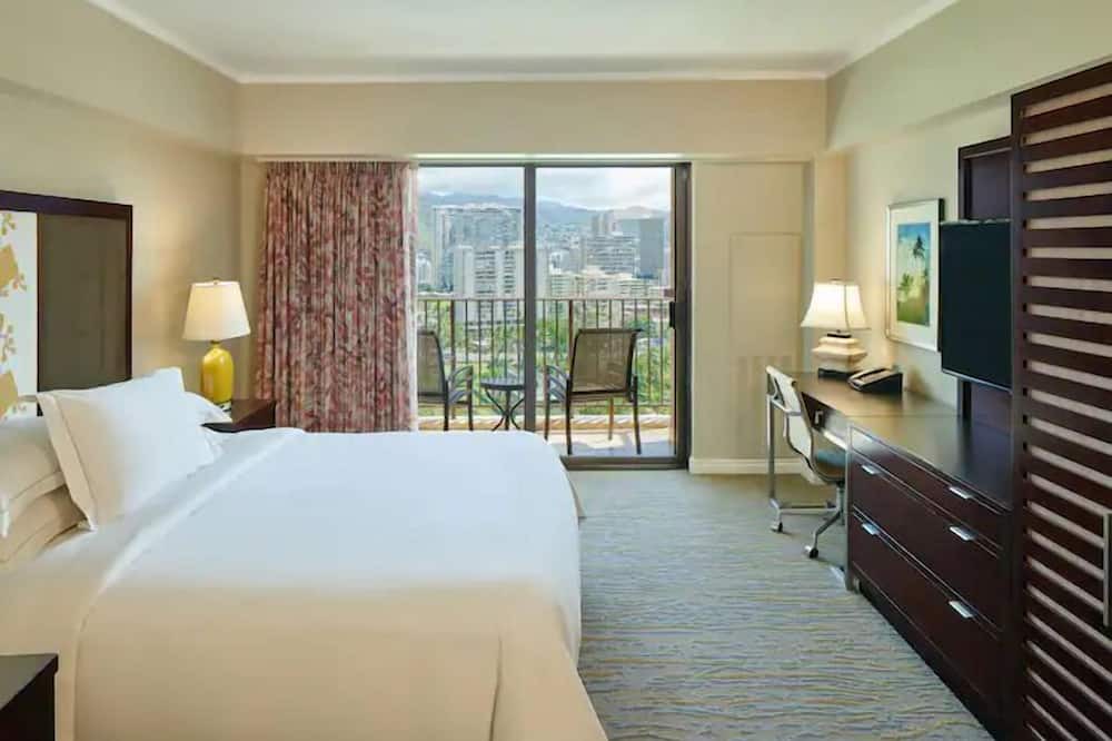 Waikiki Hotel | Waikiki | Couples Lagoon Stay | Pool + Spa