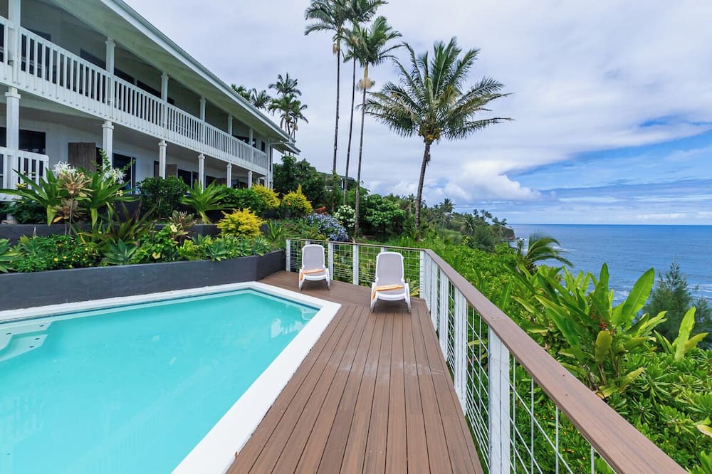 Hilo House | Oceanfront in Hilo Hale Kai Suites Bamboo Room - King Bed, Private Bathroom