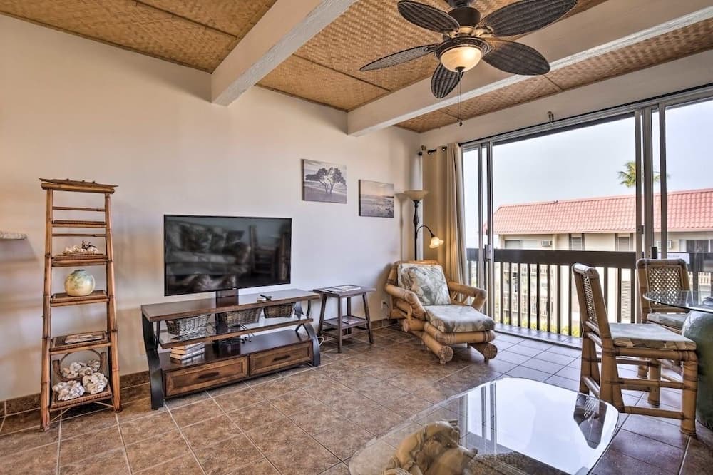 Historic Kailua Village Condo | Walk to Charming Kailua Village. Kailua Bay View. Lanai. AC. King Bed. Pool.