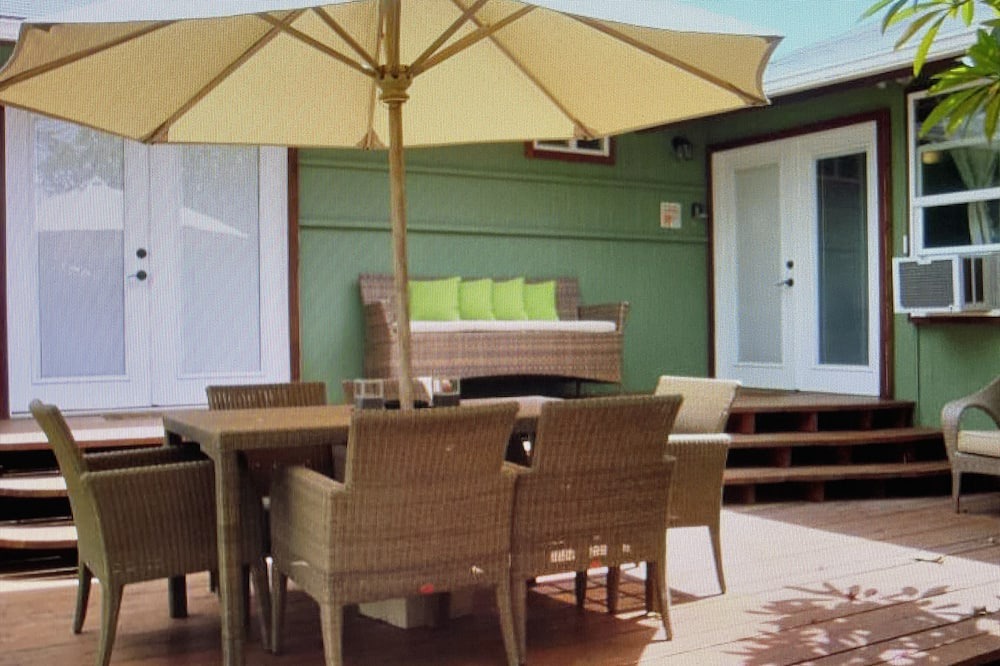 Waialee House | House in the heart of Haleiwa Town! Walk to restaurants, shops, and beaches!