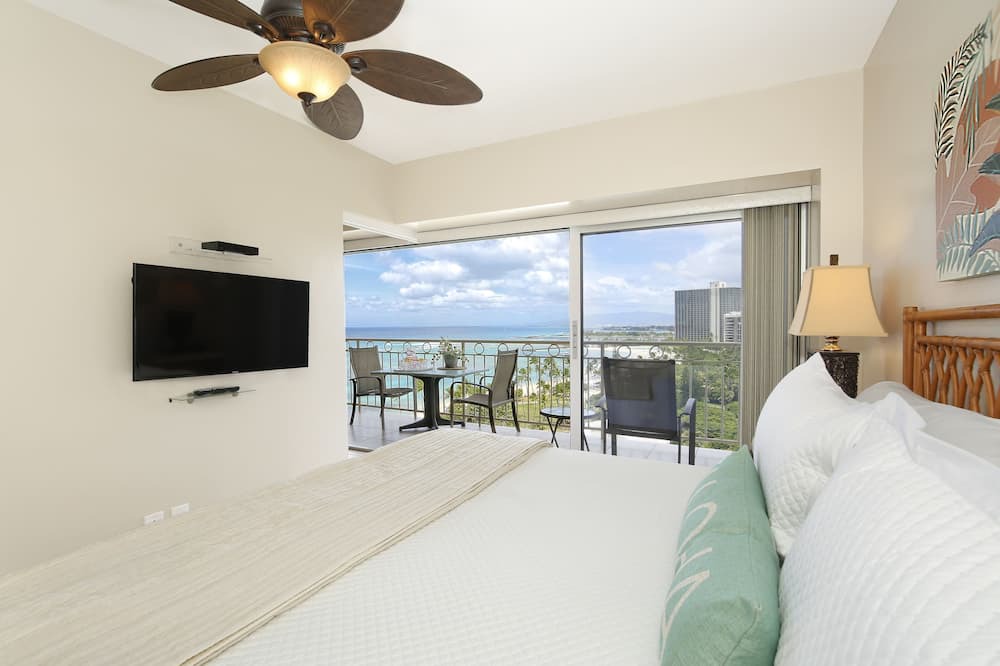 Waikiki Condo | GORGEOUS OCEAN VIEW and Sunsets! Full Kitchen, Washer/Dryer, Wi-Fi, Sleeps 4.