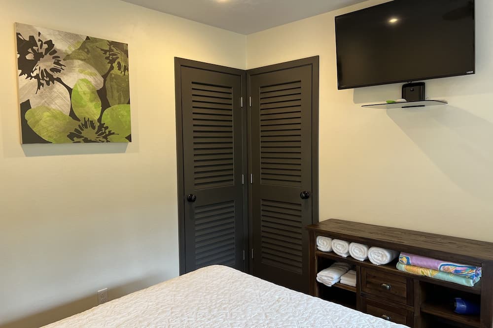 Hilo House | Jungle view bedroom with private entrance,outdoor private Bali style bathroom