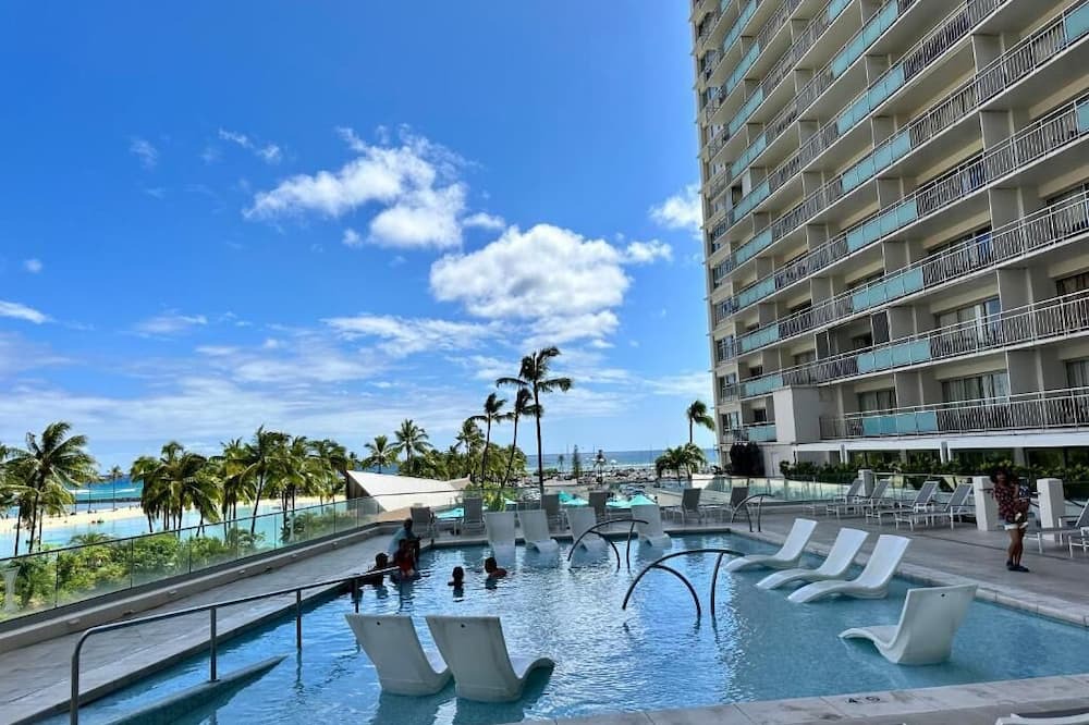 Waikiki Condo | Resort Style with Hula Show, Fireworks and even Tiki Torches!