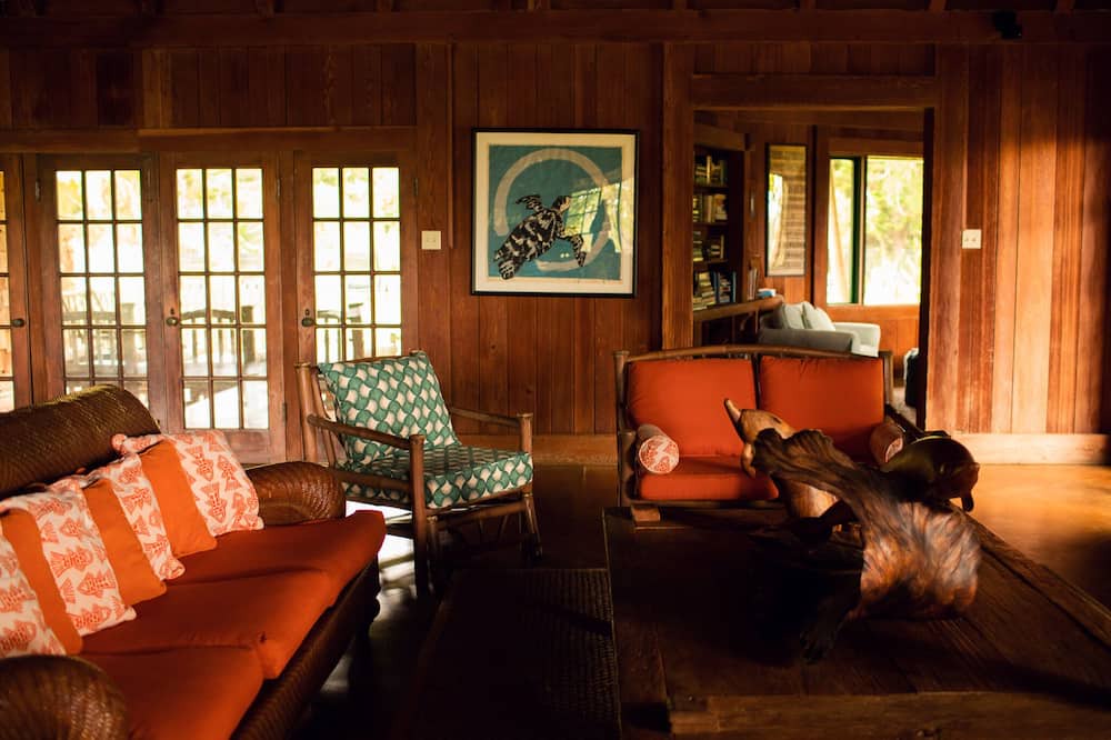 Kaunakakai House | Historical lodge at Pu'u O Hoku Ranch! Outdoor pool and farm-to-table meals!