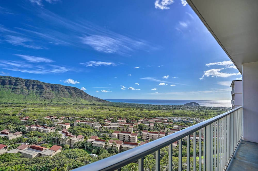 Makaha Condo | Lush Condo w/Community Pool, 1 Mi to Beach!