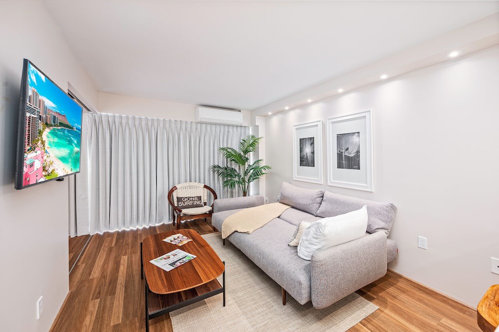 Waikiki Condo | Ocean-Lagoon Condo w/Full Kitchen at Ilikai Hotel and Steps to the Beach