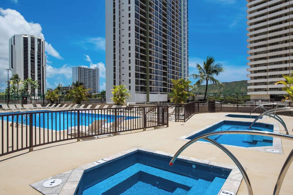 Waikiki Condo | Waikiki Banyan retreat - lanai & ocean views