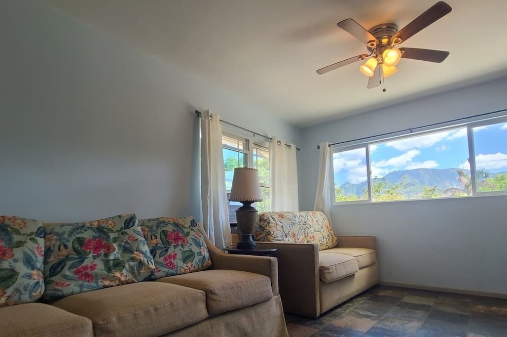 Mokuleia House | Spacious North Shore cottage with lush mountain scenery in the country!