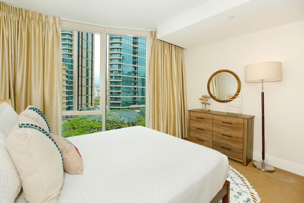 Waikiki Condo | LUXURY 2-Bed Condo, Kitchen, Wi-Fi, Parking, W/D, AC, LEGAL Monthly Rental!